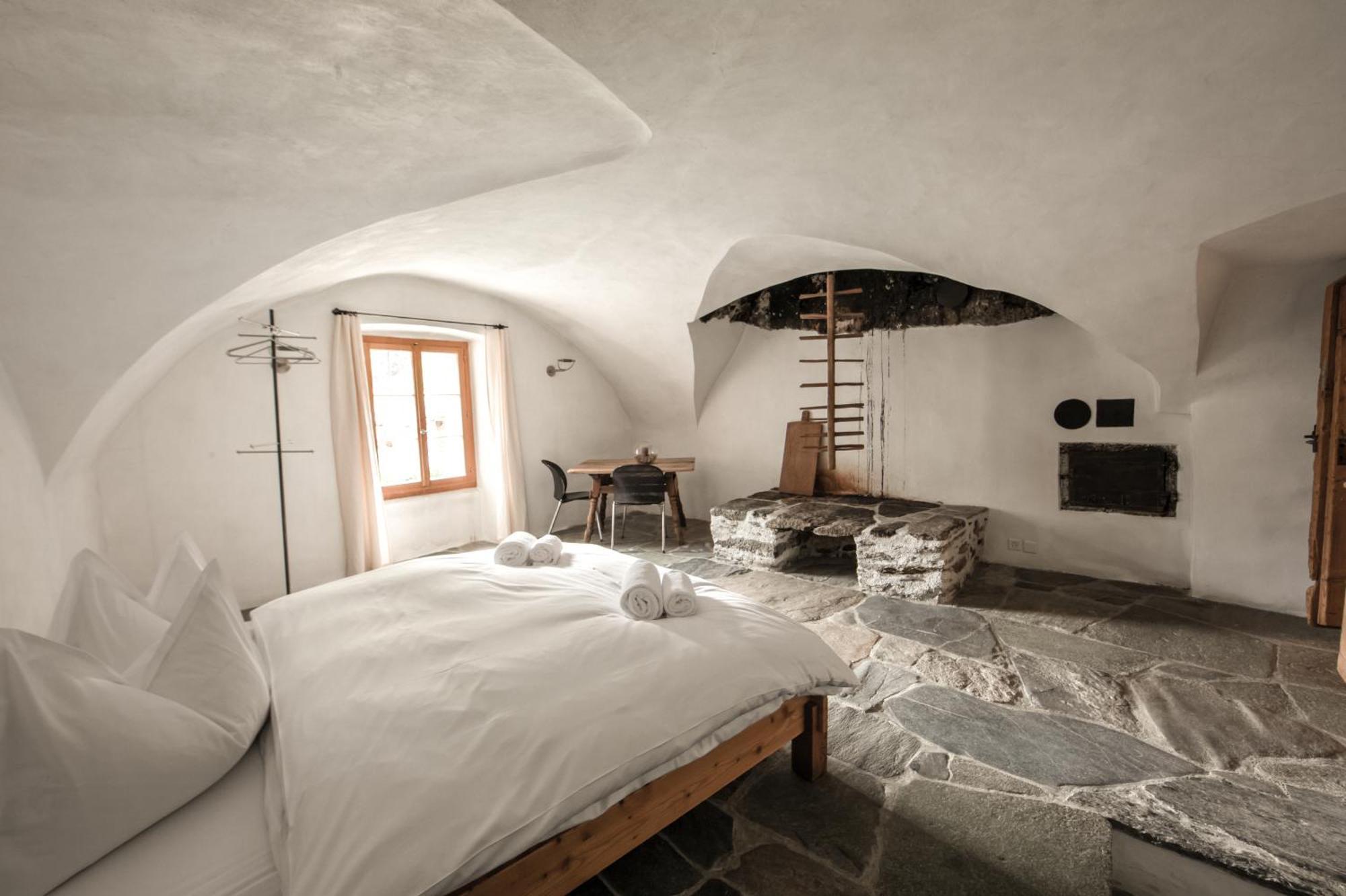 Hotel Weiss Kreuz Splugen Ruang foto