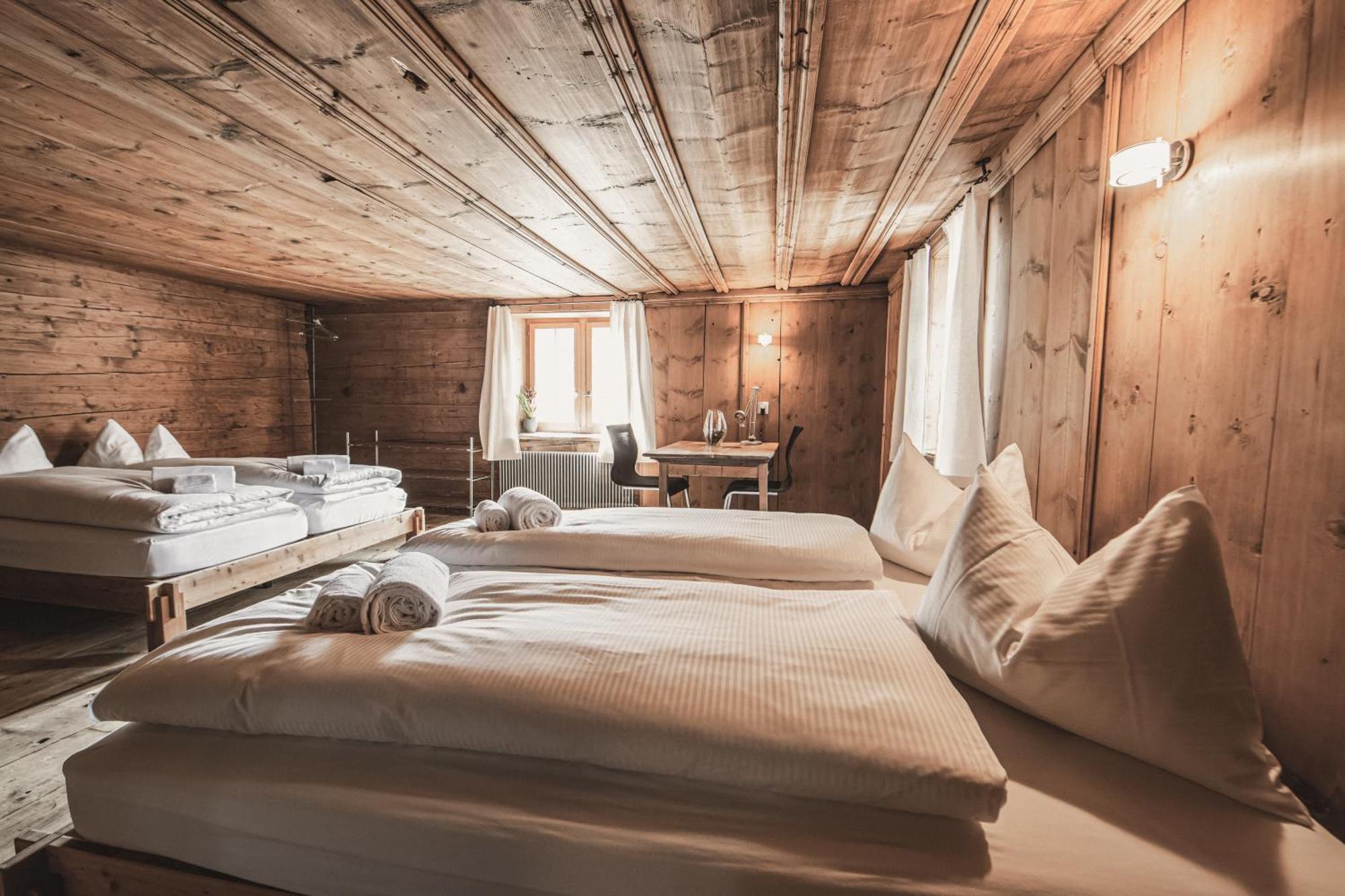 Hotel Weiss Kreuz Splugen Ruang foto